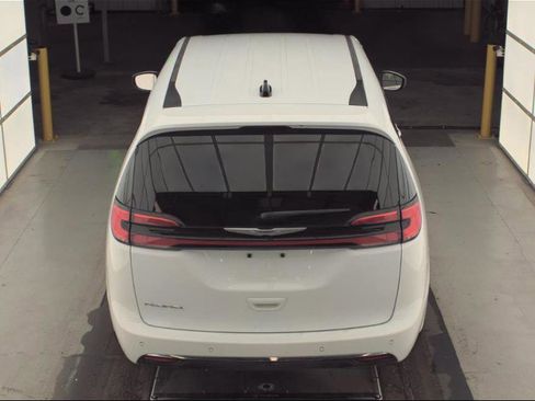 Used 2023 Chrysler Pacifica Touring-L image 10