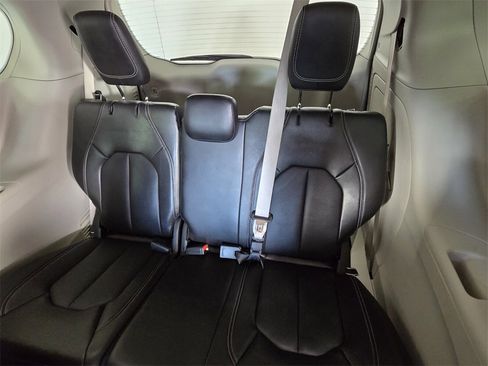 Used 2024 Chrysler Pacifica Select image 9