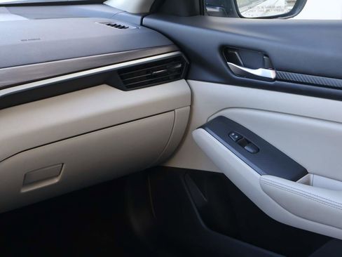 Used 2024 Nissan Altima 2.5 SV image 16