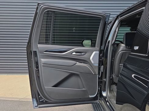Used 2023 Cadillac Escalade ESV V AWD/4WD image 18