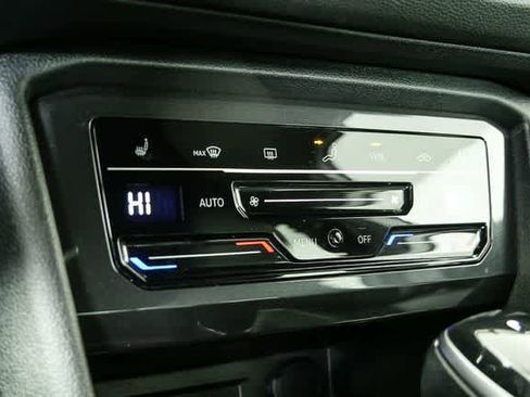 Certified 2022 Volkswagen Tiguan SE R-Line image 17