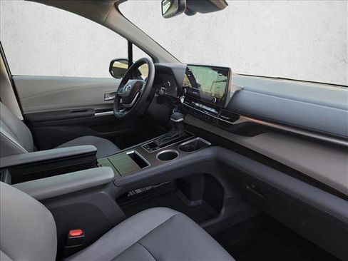 Used 2024 Toyota Sienna XLE image 12