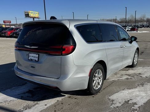 Used 2024 Chrysler Pacifica Touring-L image 36