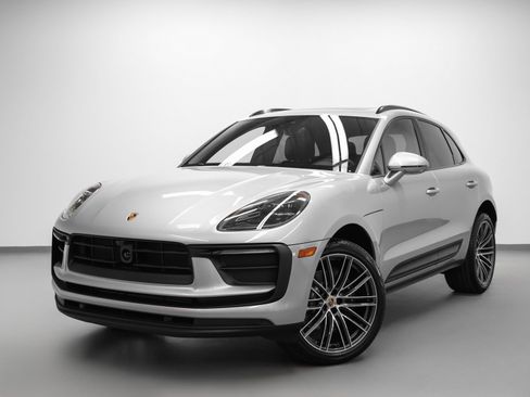 Certified 2026 Porsche Macan image 6