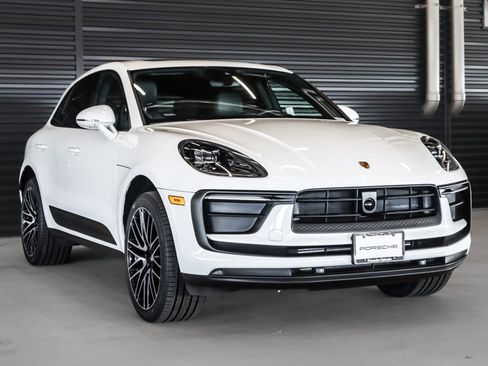 Certified 2024 Porsche Macan image 7