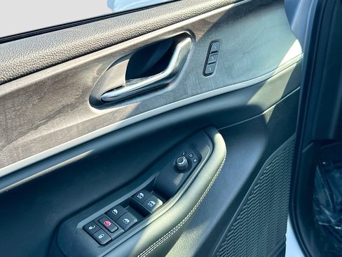 New 2025 Jeep Grand Cherokee L Limited w/ Black Appearance Package image 8