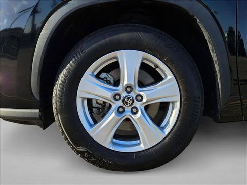 Used 2025 Toyota Highlander LE FWD image 24