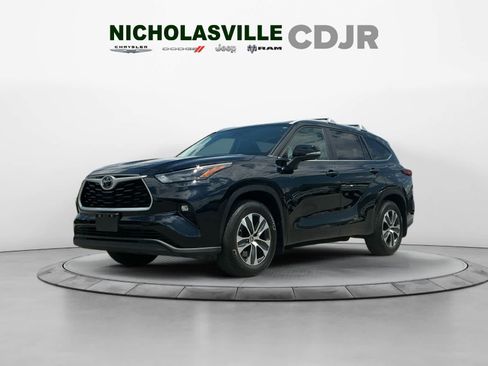 Used 2023 Toyota Highlander XLE FWD image 1