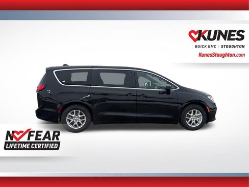 Used 2025 Chrysler Pacifica Select image 13