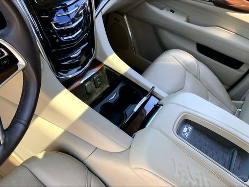 Used 2017 Cadillac Escalade Luxury AWD/4WD image 16