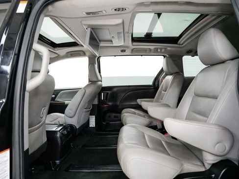 Used 2017 Toyota Sienna Limited Premium w/ Outdoor Package image 27