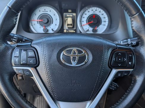 Used 2020 Toyota Sienna SE w/ Nightshade Edition FWD image 19