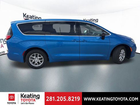 Used 2026 Chrysler Pacifica Select image 8