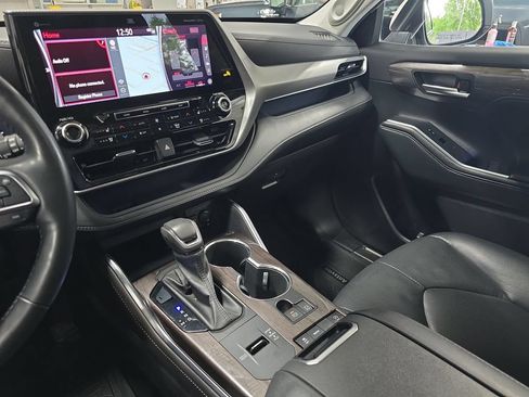 Used 2021 Toyota Highlander Platinum FWD image 25