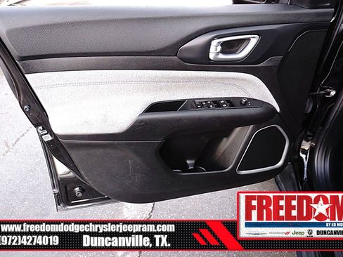 Certified 2024 Jeep Compass Latitude image 39