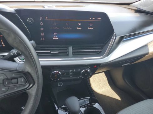 Used 2025 Chevrolet Trax LT FWD image 23