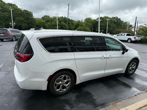 Used 2024 Chrysler Pacifica Limited FWD image 4