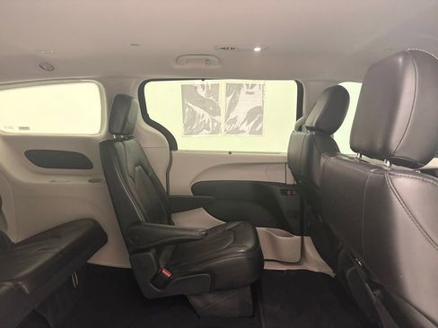 Used 2023 Chrysler Pacifica Touring-L FWD image 34