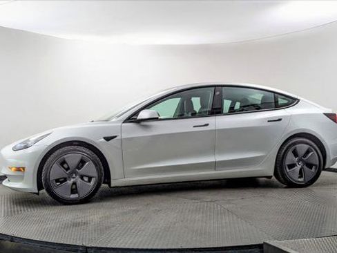 Used 2023 Tesla Model 3 Standard Range image 3