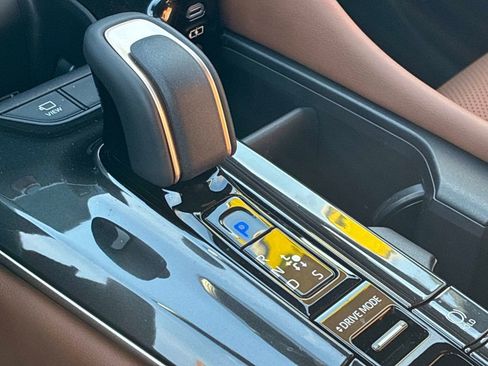 Used 2025 Toyota Crown Signia w/ Advanced Technology Package image 31