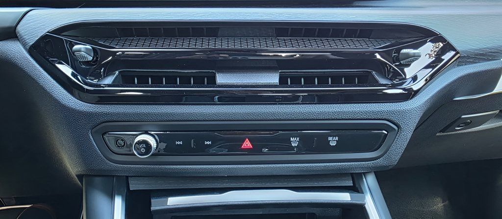 New 2026 BMW 330i Sedan w/ M Sport Package RWD image 17