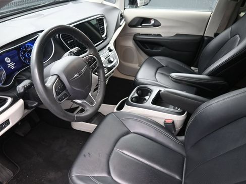 Used 2024 Chrysler Pacifica Touring-L FWD image 19