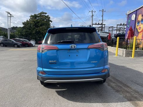 Used 2018 Toyota RAV4 LE AWD/4WD image 4