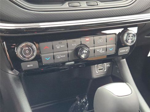 New 2026 Jeep Compass Latitude image 30