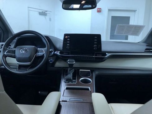 Used 2023 Toyota Sienna XLE image 16