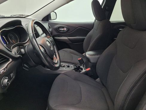 Used 2019 Jeep Cherokee Latitude w/ Cold Weather Group image 17