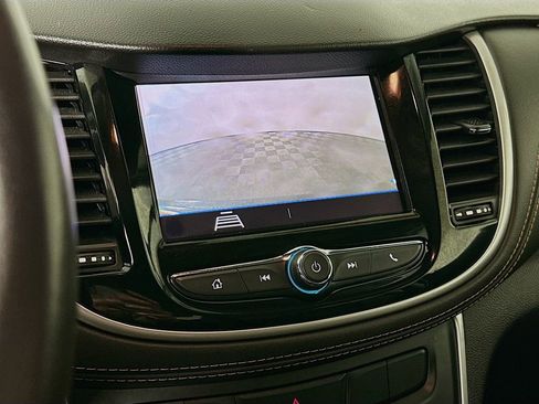 Used 2022 Chevrolet Trax LT w/ LT Convenience Package image 19