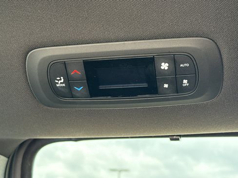 Used 2025 Chrysler Pacifica Select FWD image 35