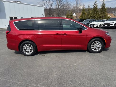 Used 2025 Chrysler Pacifica Select FWD image 6