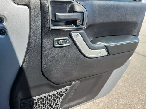Used 2016 Jeep Wrangler Rubicon AWD/4WD image 11