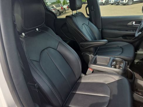 Used 2025 Chrysler Pacifica Select FWD image 12