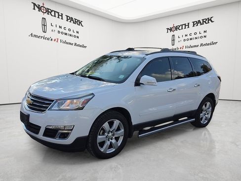 Used 2017 Chevrolet Traverse LT w/ Style and Technology Package FWD image 1