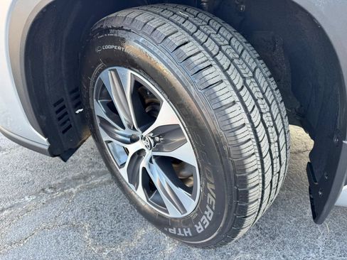 Used 2020 Toyota Highlander XLE AWD/4WD image 46