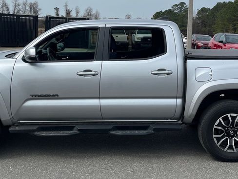Used 2022 Toyota Tacoma TRD Sport w/ Technology Package image 5