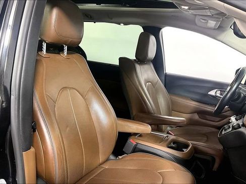 Used 2017 Chrysler Pacifica Limited w/ UConnect Theater Package FWD image 7