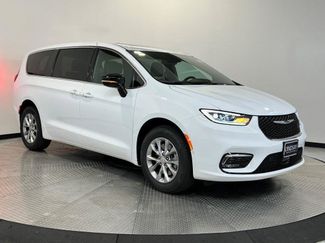 New 2026 Chrysler Pacifica Select video 1