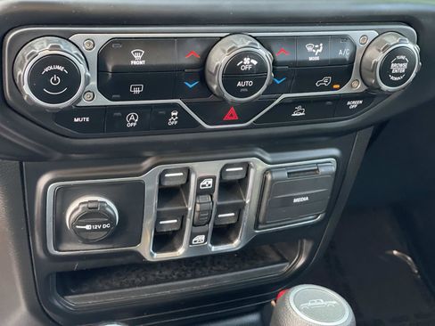 Used 2021 Jeep Gladiator Willys image 15