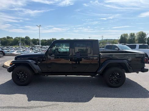 Used 2023 Jeep Gladiator Sport AWD/4WD image 4