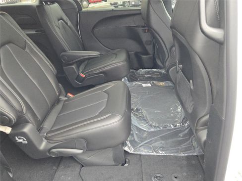 New 2026 Chrysler Voyager LX image 9
