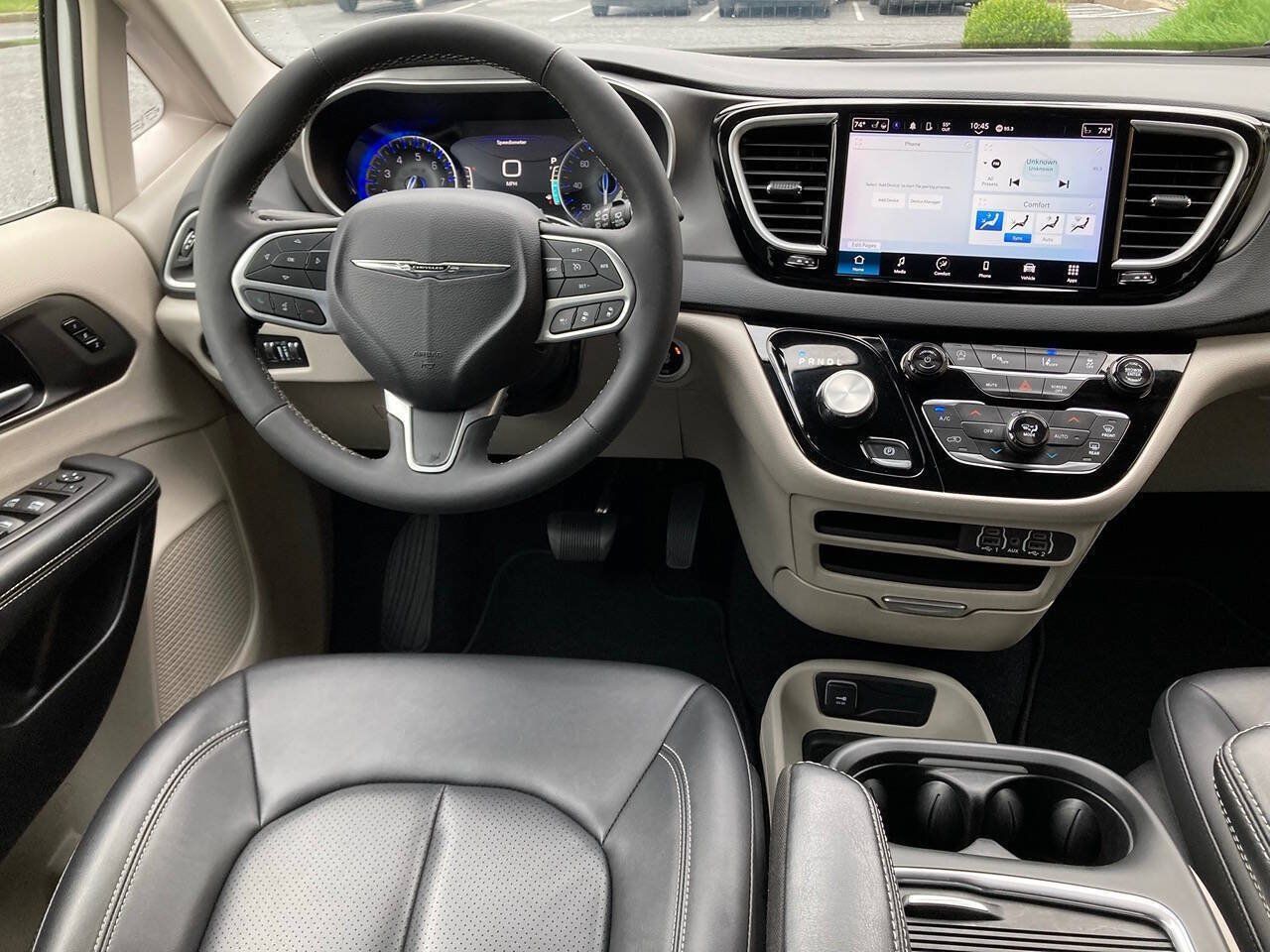 Used 2024 Chrysler Pacifica Touring-L FWD image 6