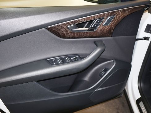 Used 2019 Audi Q8 Premium Plus w/ Premium Plus image 19