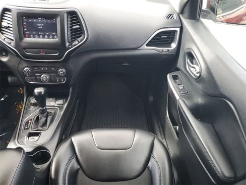 Used 2019 Jeep Cherokee Latitude Plus w/ Comfort/Convenience Group image 14