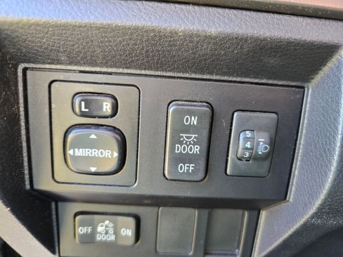 Used 2017 Toyota Tundra SR5 image 25