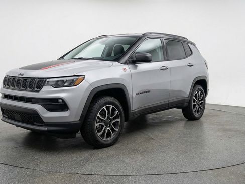 Used 2025 Jeep Compass Trailhawk image 3