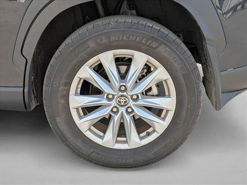 Used 2025 Toyota Corolla Cross LE image 3