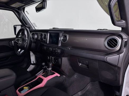 Used 2019 Jeep Wrangler Unlimited Sahara AWD/4WD image 30